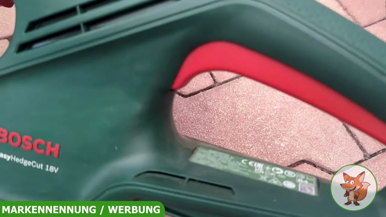 Der ergonomisch geformte Griff ermöglicht eine kontrollierte Führung beim Heckenschnitt.
