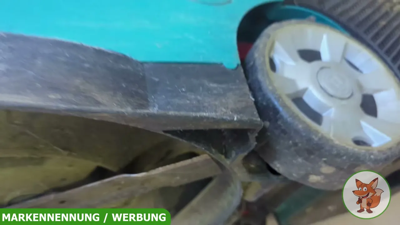 Die integrierten Rasenkämme gefallen mir besonders gut, da sie Halme an Kanten und Mauern sauber zum Messer führen.