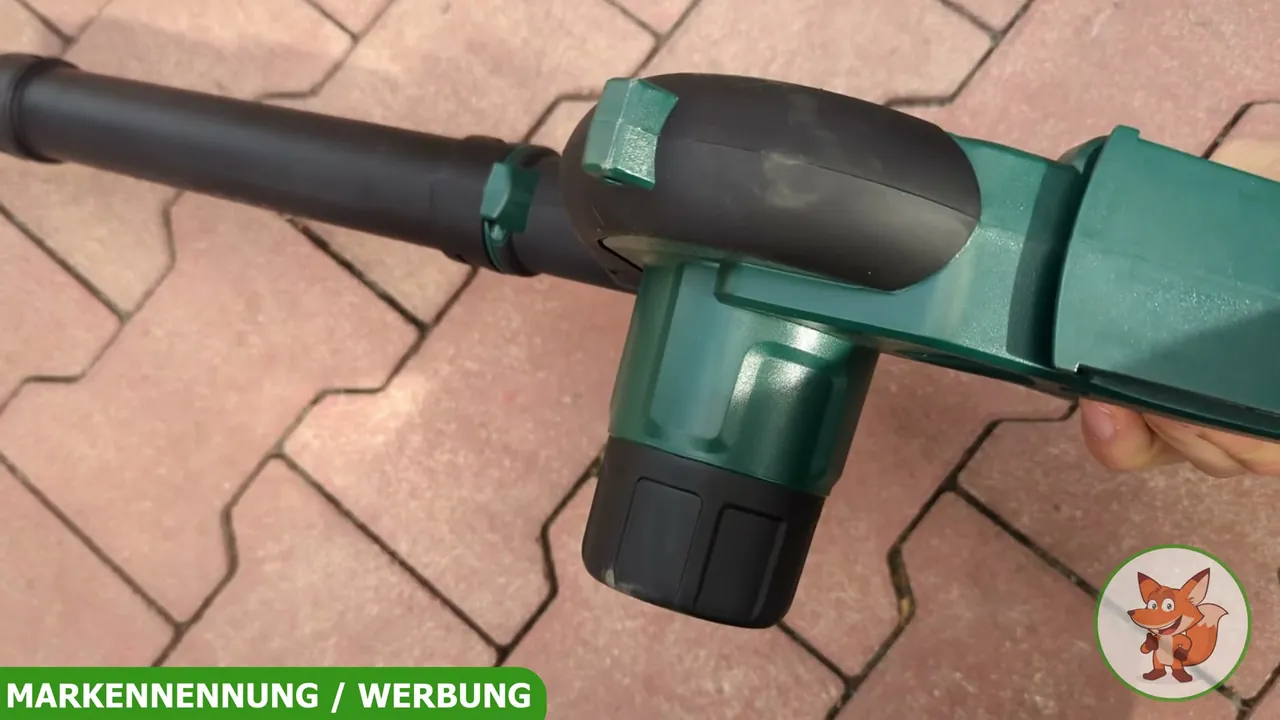 Das integrierte Radialgebläse liefert eine starke Blasleistung zur zügigen Beseitigung von Laub und Schmutz.