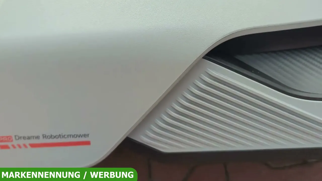 Die Frontpartie zeigt die robuste Verarbeitung des Mähroboters, der ein Gesamtgewicht von über 12 kg aufweist.