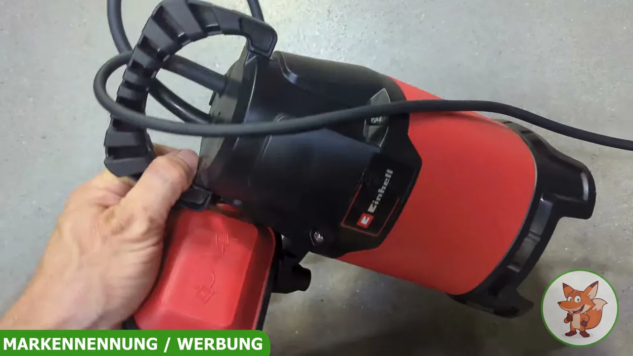 Der Tragegriff an der Oberseite des schlagfesten Gehäuses erleichtert den Transport der kompakten Pumpe.