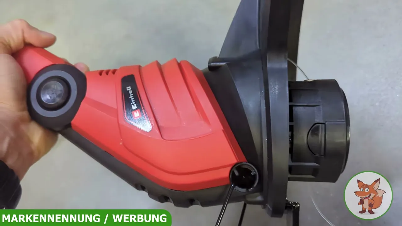 Der Motorkopf lässt sich vierfach neigen und um 180 Grad drehen, um unzugängliche Stellen im Garten mühelos zu erreichen.