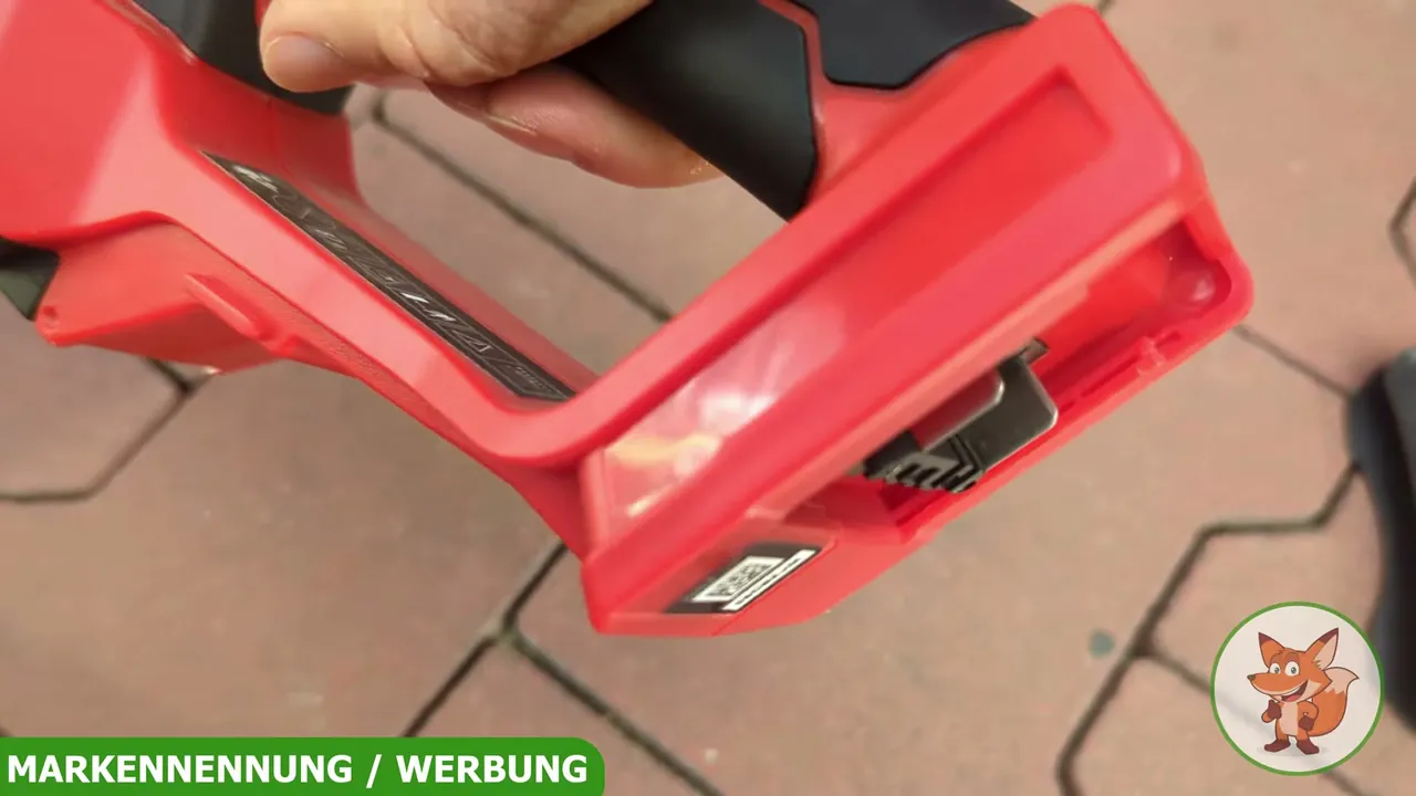 Am Griffende befindet sich die Aufnahme für die flexibel einsetzbaren 18-Volt-Akkus der Power X-Change-Reihe.