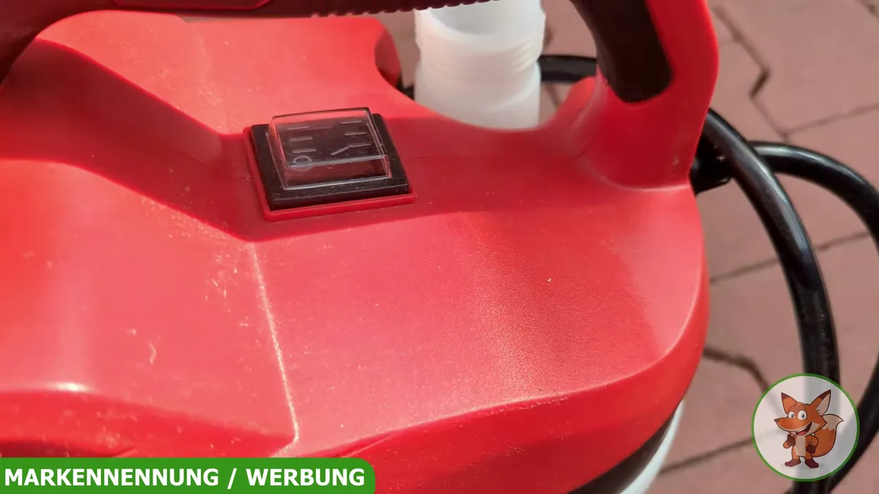 Über den geschützten Schalter auf der Oberseite lässt sich die automatische Pumpe unkompliziert aktivieren.