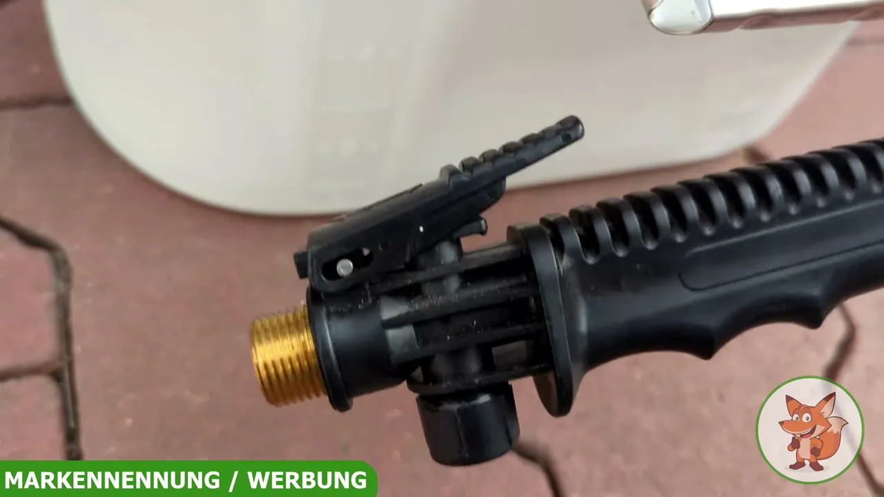 Die arretierbare Bedientaste am Griff sorgt für ein komfortables und ermüdungsfreies Ausbringen der Flüssigkeit.