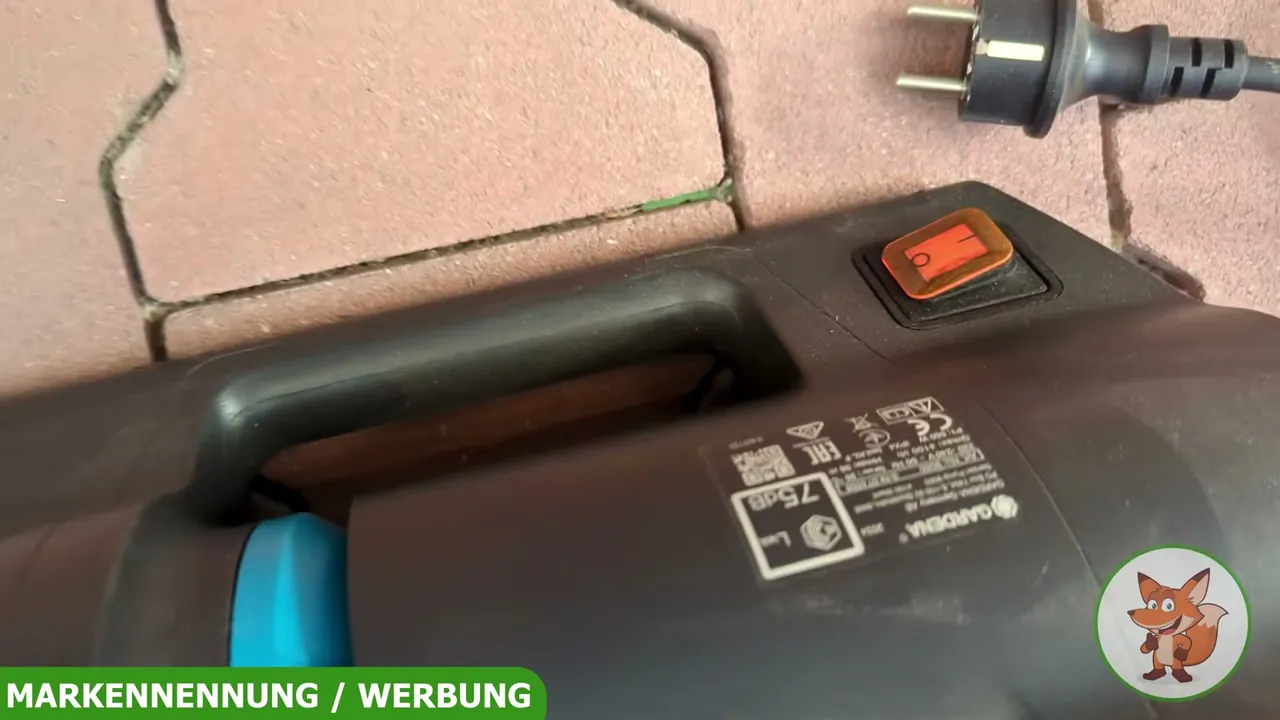 Auf der Oberseite sitzt der geschützte Ein- und Ausschalter neben dem Netzanschluss für den Betrieb per Steckdose.