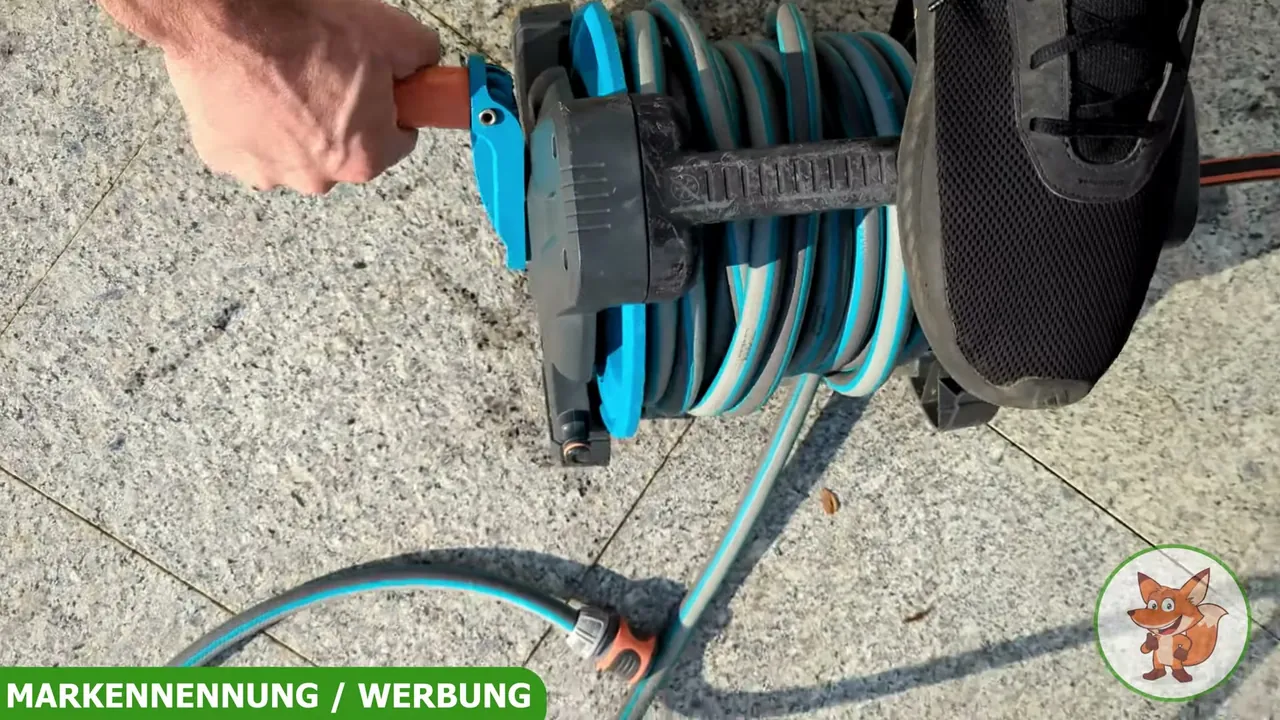 In meinem Test hilft es enorm, beim Aufrollen den Fuß auf die leichte Trommel zu stellen, damit sie sicher am Boden bleibt.