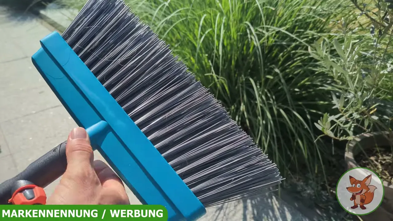 Meiner Meinung nach liefert der Besenaufsatz aus robustem Kunststoff ein richtig gründliches Kehrergebnis auf Terrassenplatten.