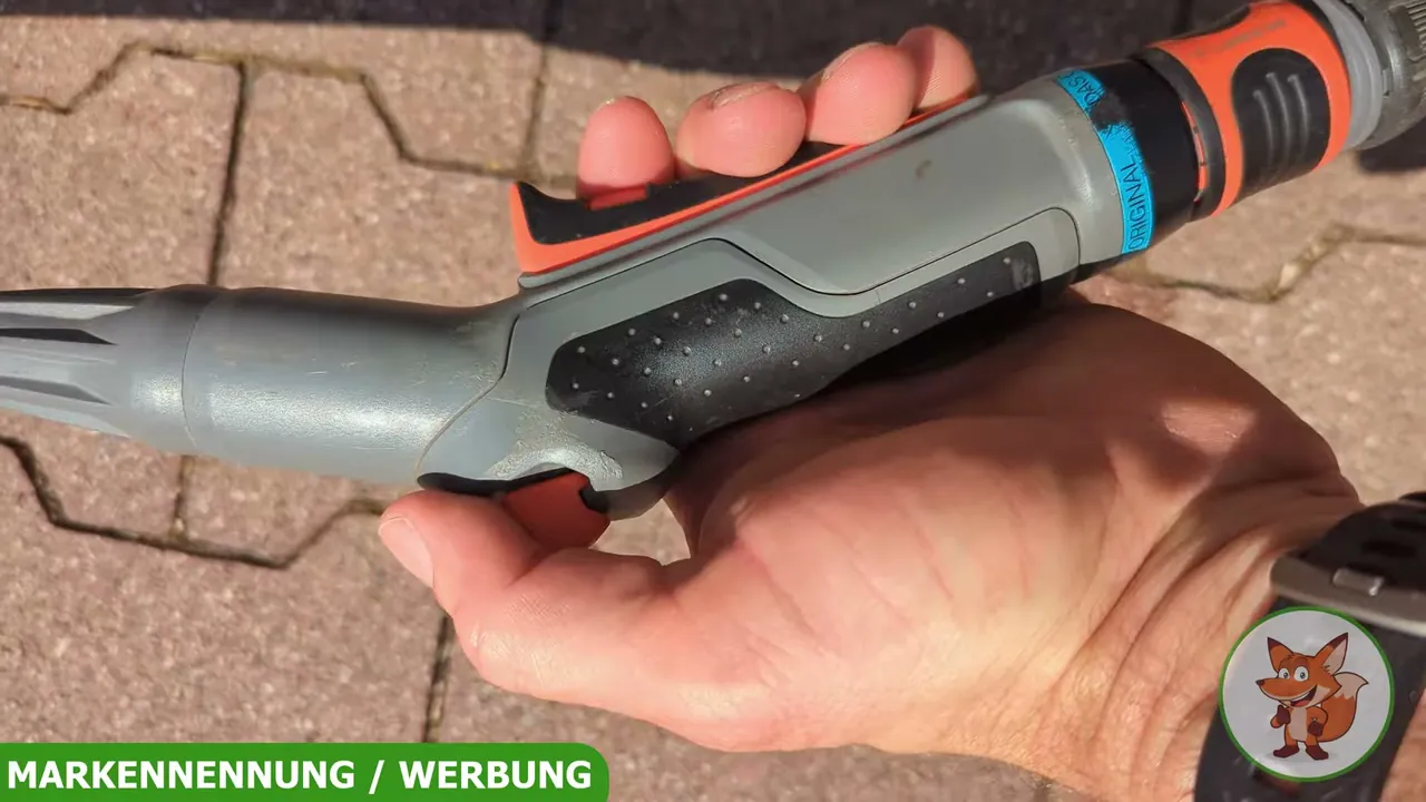 Das ergonomische Design des Handgriffs sorgt für eine komfortable und kontrollierte Handhabung.