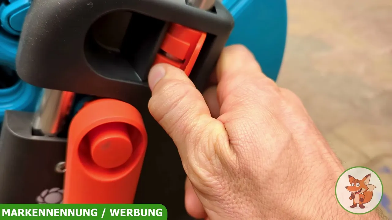 Über die Verriegelung lässt sich das Gestänge des kompakten Schlauchwagens unkompliziert anpassen.