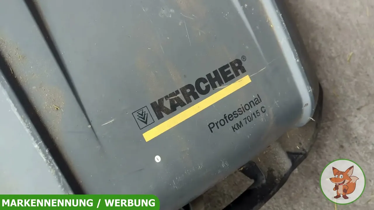 Der robuste Kehrgutbehälter bietet 15 Liter Volumen und lässt sich für die Entleerung einfach entnehmen.