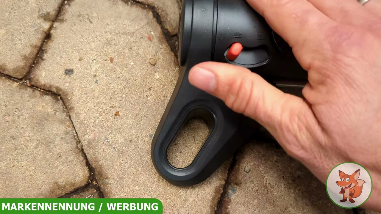 Die breiten Standfüße und das Eigengewicht sorgen für einen sicheren und stabilen Stand im Garten.