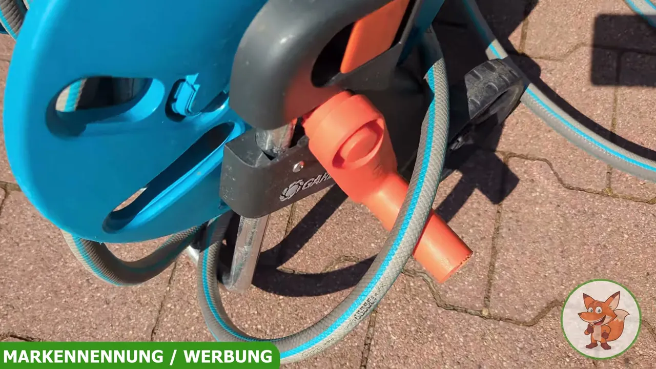 Über die Kurbel an der Seite lässt sich der Schlauch gleichmäßig und ohne Knicken aufrollen.