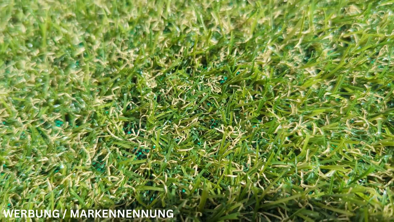 Ich finde, das Material und die 15 mm Florhöhe sehen für einen Rasenteppich erstaunlich realistisch aus.