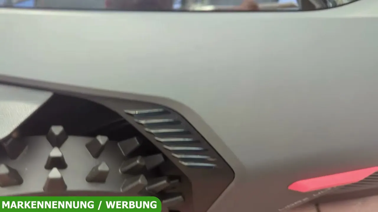 Die Hinterräder verfügen über ein grobes Offroad-Profil mit markanten Spikes für optimale Bodenhaftung im Gelände.
