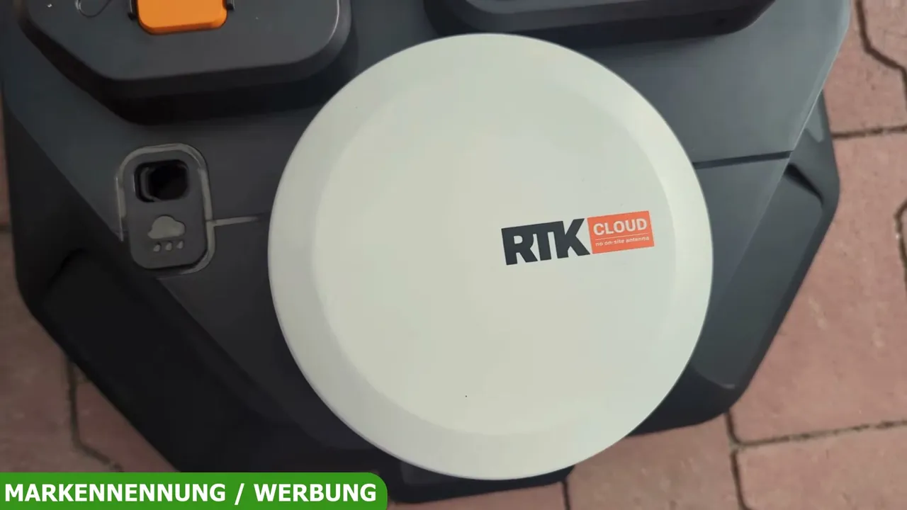 Die runde RTK-Cloud-Station auf der Oberseite übernimmt die Navigation, ohne dass eine separate Basisstation im Garten nötig ist.