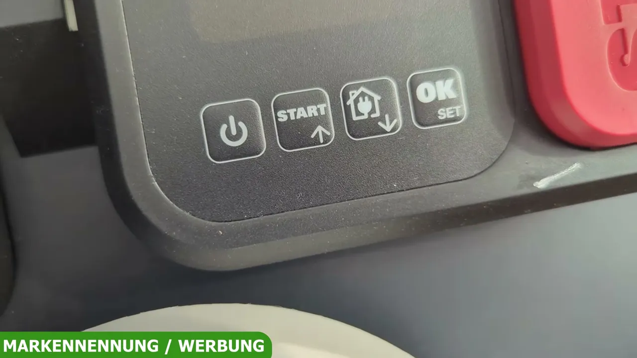 Wichtige Grundfunktionen lassen sich über das Tastenfeld direkt am Mähroboter ganz ohne Smartphone bedienen.