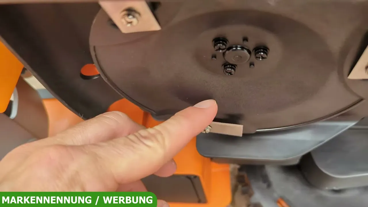 An der Unterseite sorgt ein rotierender Messerteller mit drei Schneideklingen für eine Schnittbreite von 18 cm.
