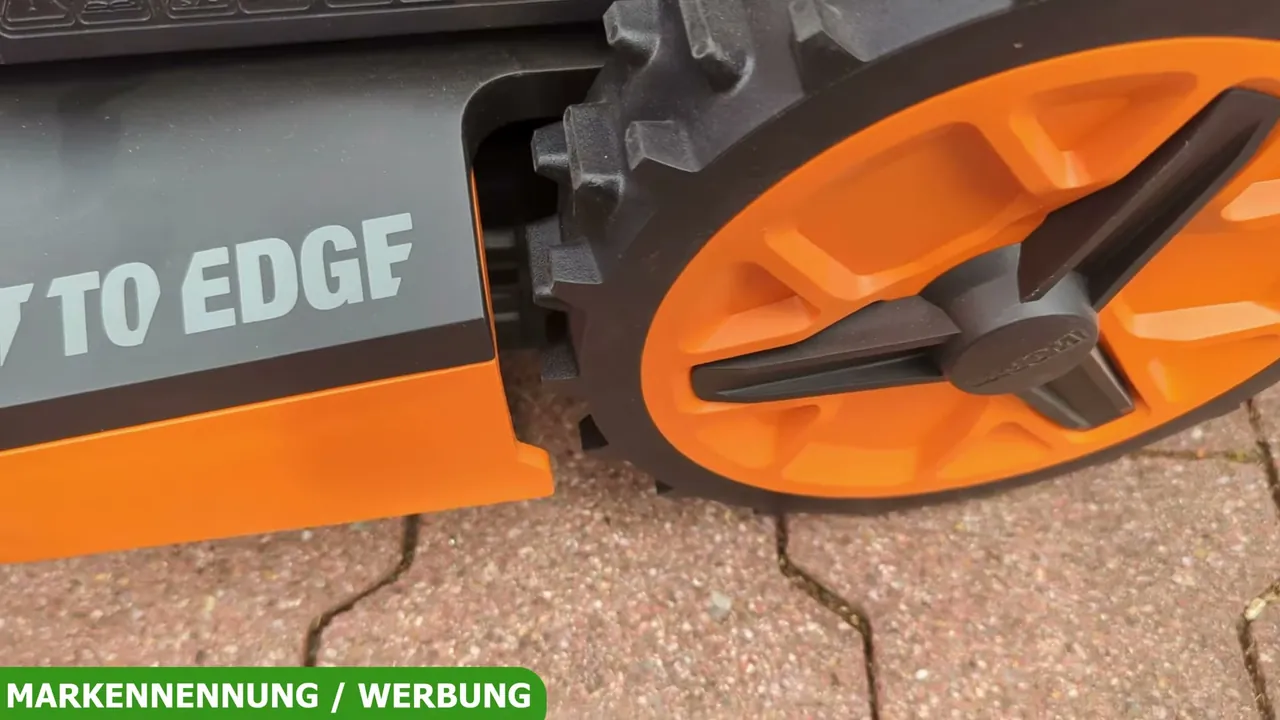 Dank des tiefen Reifenprofils meistert der Mähroboter im Garten Steigungen von bis zu 30 Prozent.